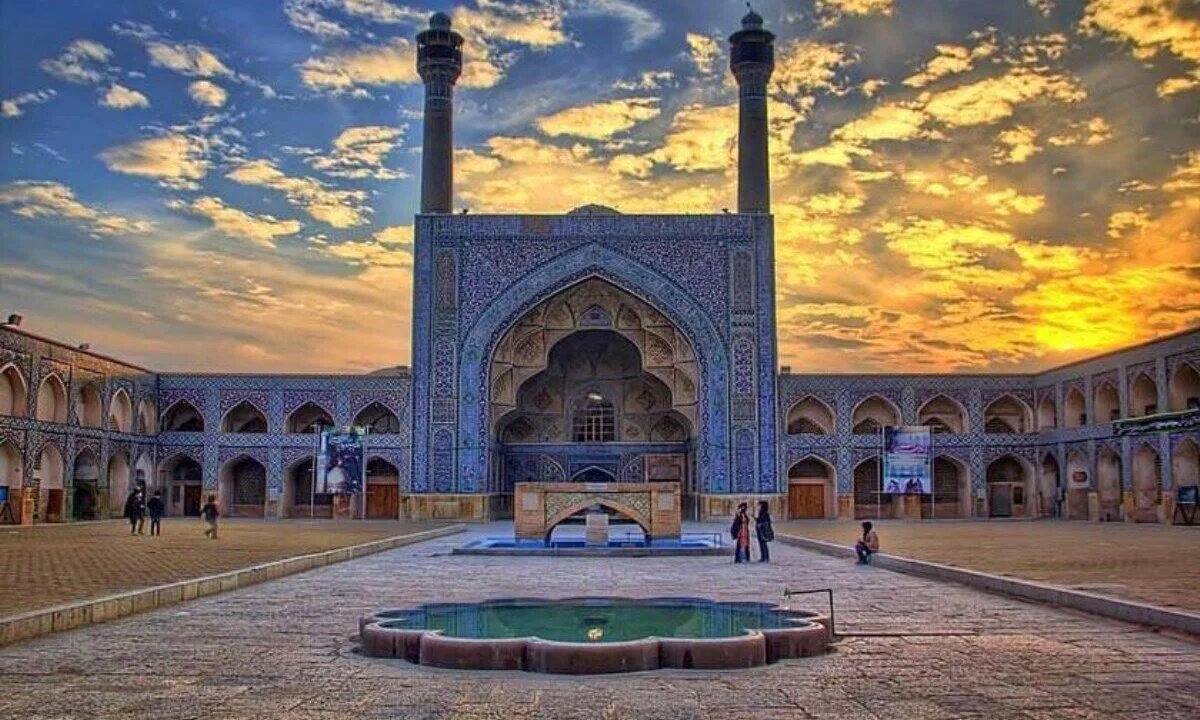 Исфахан, называемый «полумиром», славится мечетью Шаха и дворцом Али Капу на площади Накш-е Джахан.