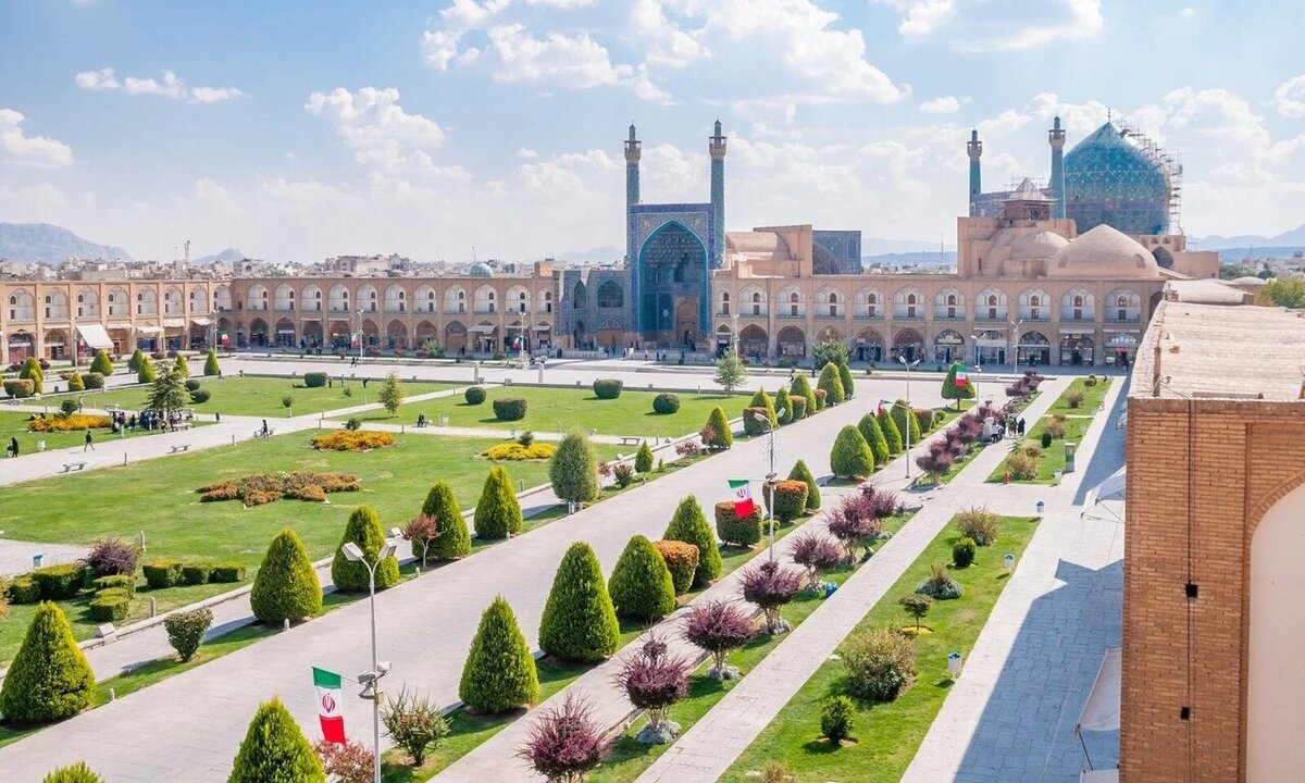 Исфахан, называемый «полумиром», славится мечетью Шаха и дворцом Али Капу на площади Накш-е Джахан.