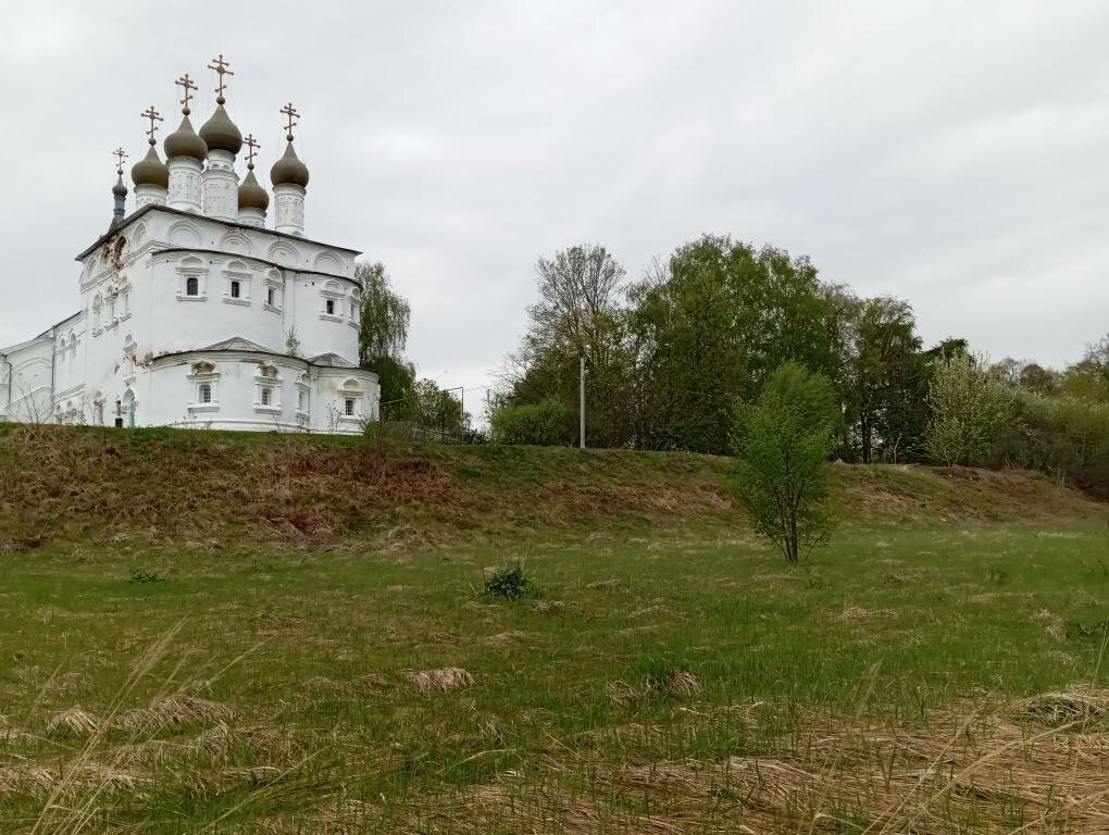 Вид на церковь Воскресения Христова в с. Исады со второй террасы укрепленного склона