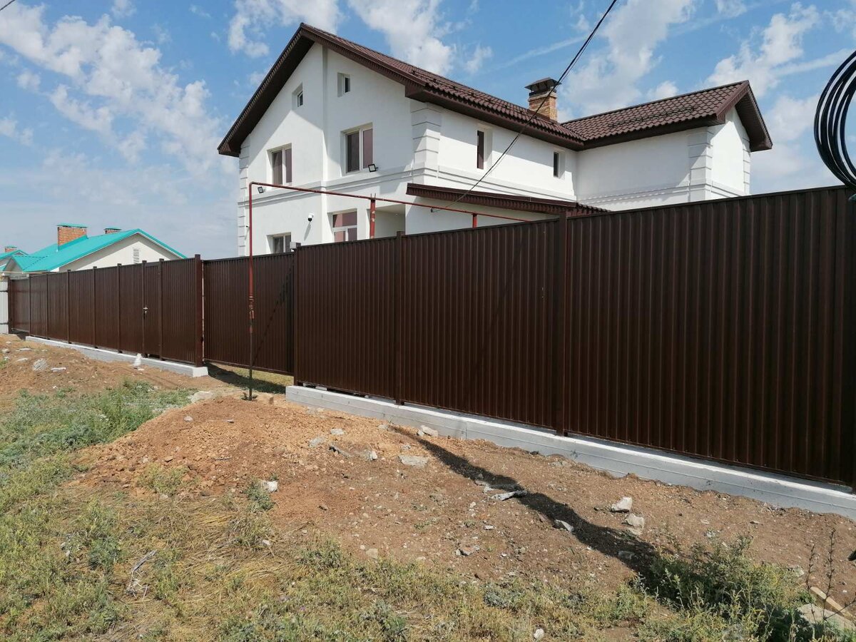 Забор с зашивкой профлистом, покрашенный в цвет "шоколад". Выполнен компанией Аполло в 2023 году.