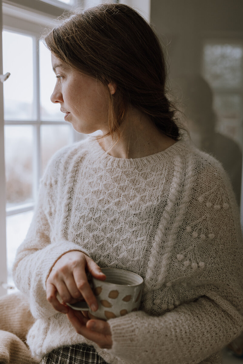 Вязаный спицами женский пуловер