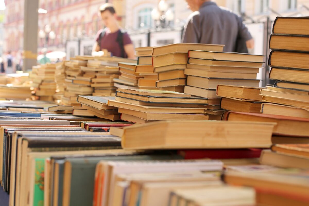 Книжные производства. Гора книг. Книги гора книг. Услуга по изготовлению книг. Производство книг фото.