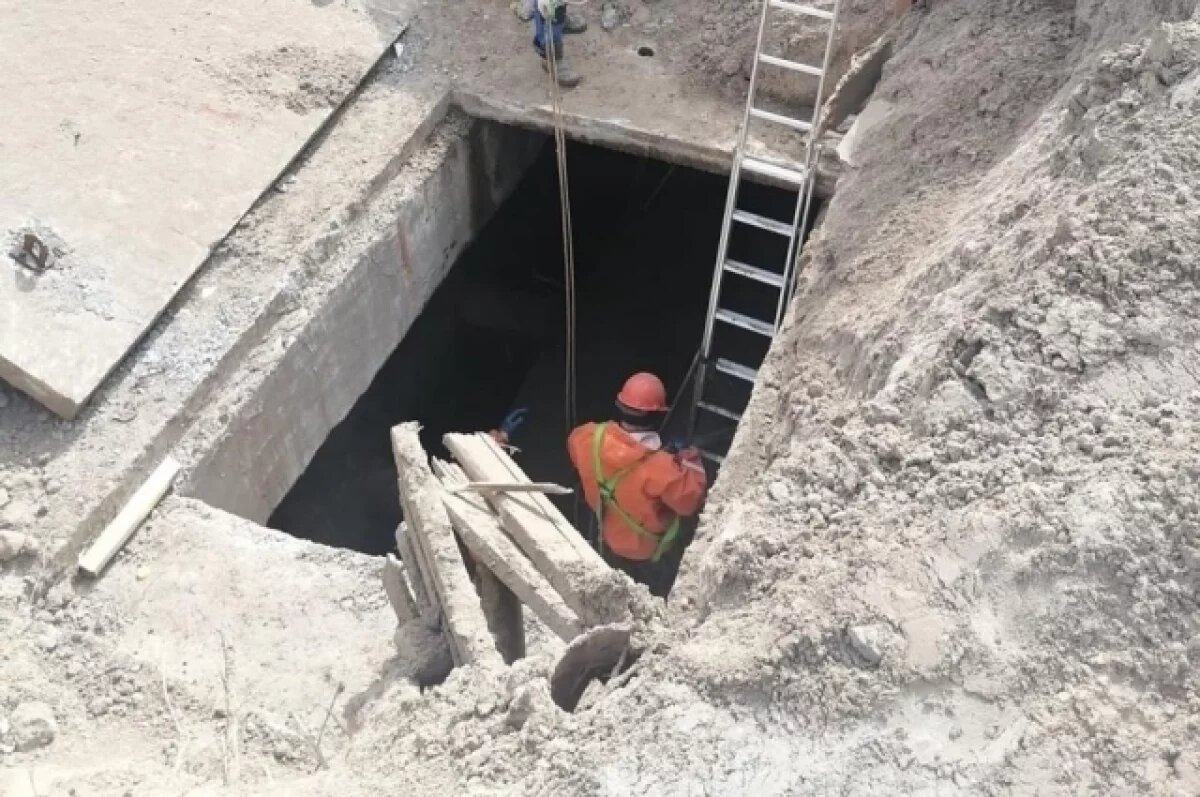    Бригада коммунальных концессий Волгограда устраняет прорыв на Козловской