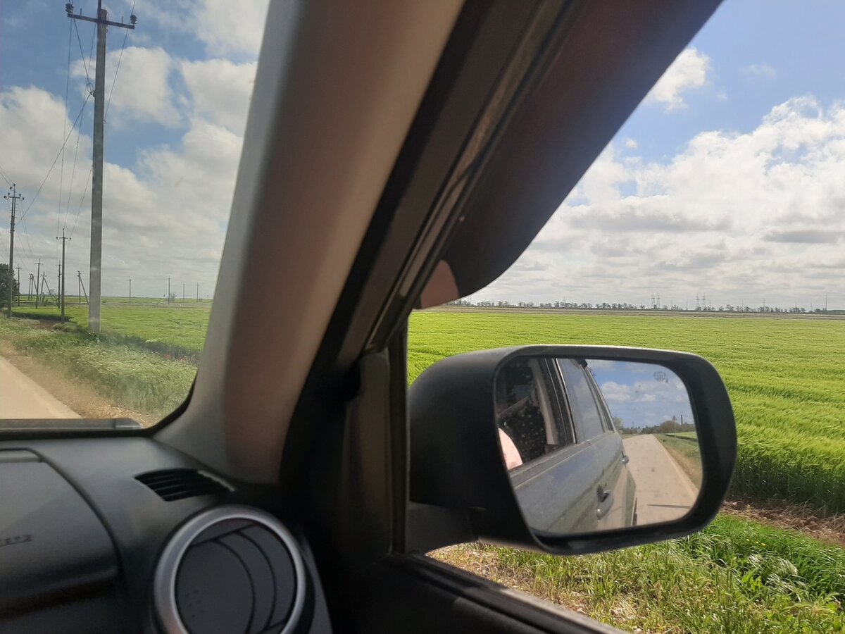 Едем по дорогам в Сакском районе.