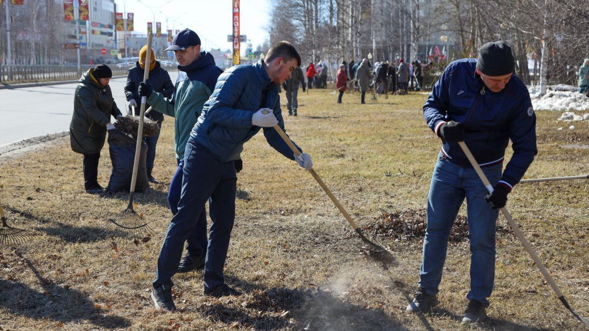    В Нижневартовске провели первый общегородской субботник