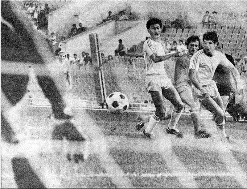 «Торпедо» - «Кайрат» (Алма-Ата) – 0:1. Прострел полузащитника «Торпедо» Валерия Плотникова (в тёмном).