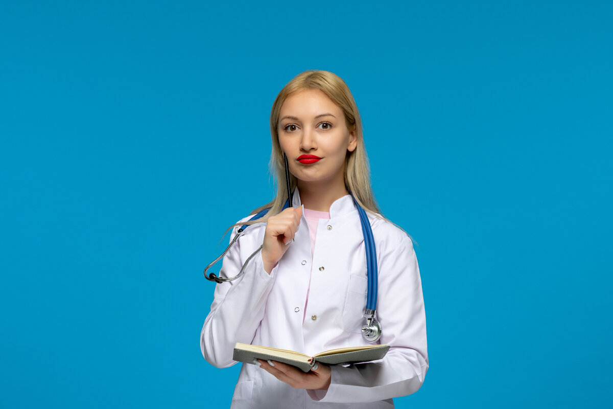 <a href="https://ru.freepik.com/free-photo/world-doctors-day-cute-doctor-holding-a-notebook-with-the-stethoscope-in-the-lab-coat_24958115.htm#fromView=search&page=1&position=0&uuid=1d3222f2-6c2e-4ba8-b69e-2f4417ce1422">Изображение от KamranAydinov на Freepik</a>