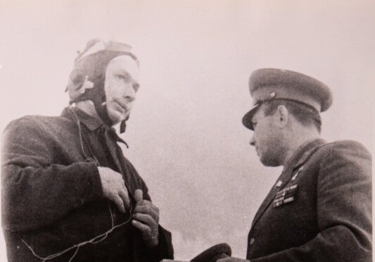 Космонавты Ю.А.Гагарин и Б.Б.Егоров беседуют во время подготовки к лётной тренировке. Московская область, 1963 г., из коллекции Политехнического музея