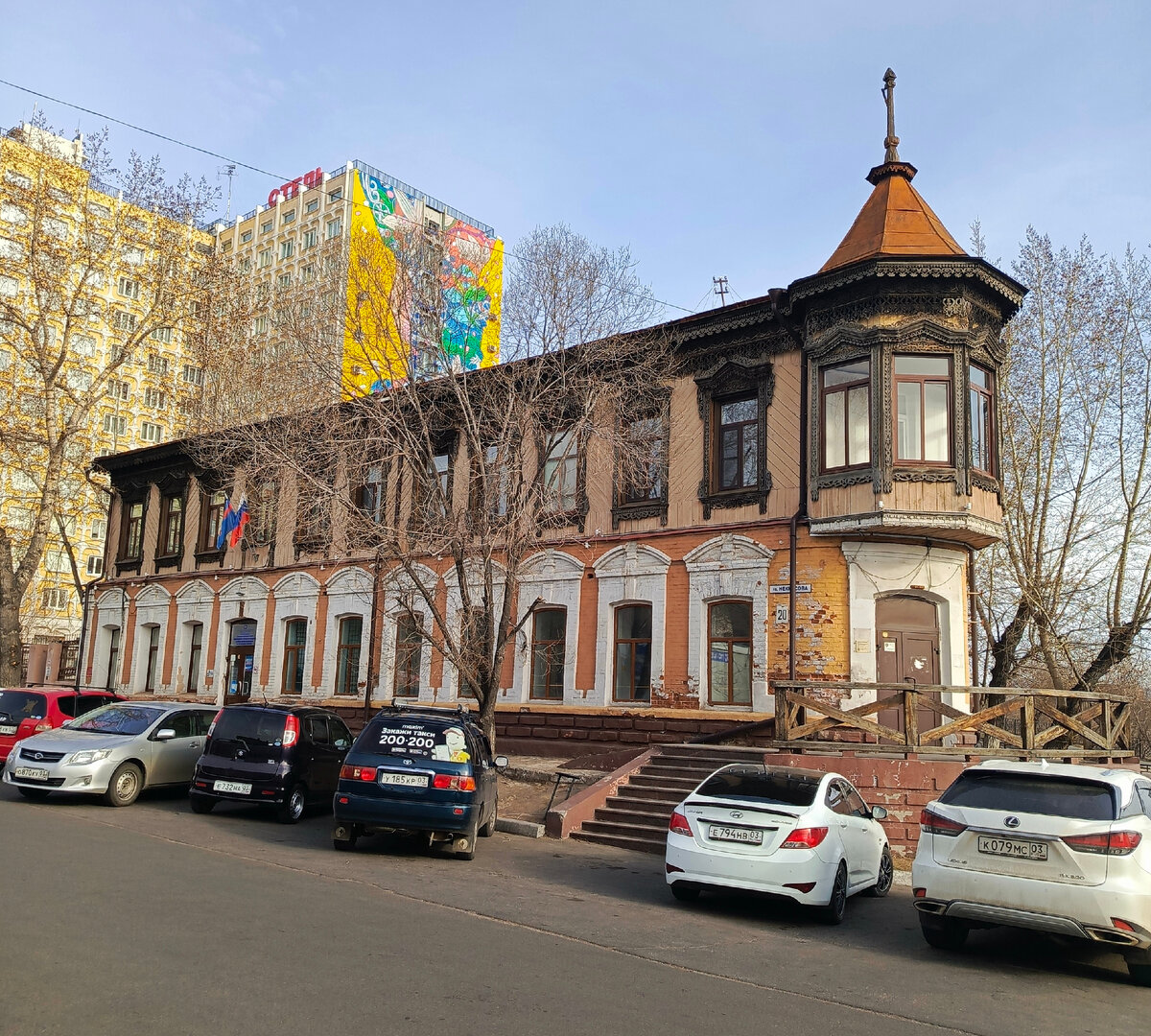 Фотография моя. Номера машин не стала замазывать, так как улица же общественное пространство. Надеюсь никто не в обиде.