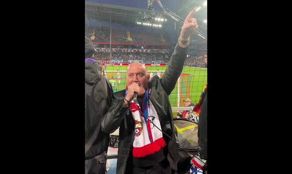    Актер Бурунов скандировал кричалку с болельщиками ЦСКА во время матча с «Зенитом». Фото: ФК ЦСКА