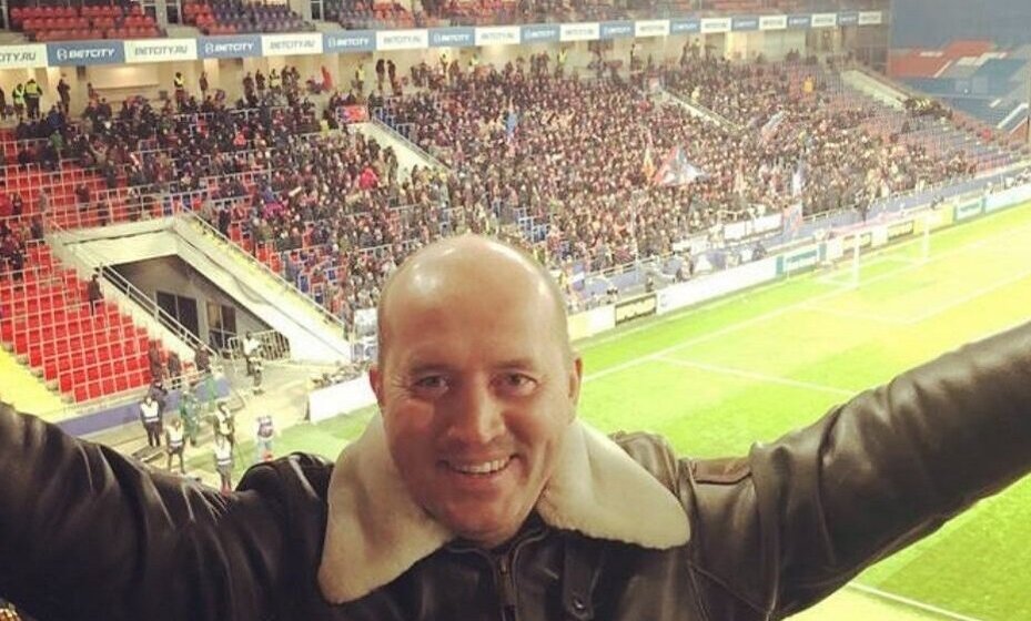    Актер Бурунов посетил фанатскую трибуну ЦСКА в матче с «Зенитом». Фото: соцсети Сергея Бурунова