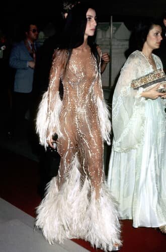 История Met Gala: Шер в Bob Mackie (1974)