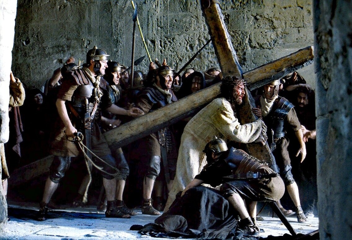 Иисус несёт крест на Голгофу. Кадр из фильма «Страсти Христовы» (2004 г., режиссер Мэл Гибсон). 