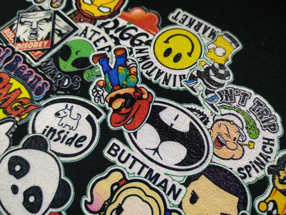 Текстильный принтер на футболках DTG PRO Коммерческое предложение
Стоимость 480 000,00 руб.  на 26.12.2023г.


 




Принтер для печати на футболках и изделиях на натуральных тканях DTG PRO это профессиональное оборудование для выпуска первоклассной продукции. Преимущества принтера заключается в использовании двух печатных голов Epson 4720, данные головы хорошо зарекомендовали себя как высоко производительные головы с качеством печати до 2400dpi. При использовании четырех печатных голов с чернилами CMYK скорость печати составляет до 80 готовых футболок в час, при использовании белого цвета до 40 изделий в час. На принтере используются специальные текстильные чернила для натуральных тканей с возможностью печатать как на светлых так и на темных материалах.









DTG PRO имеет опции позволяющие быстро и качественно выпускать готовую продукцию, перечислим некоторые из них:
 
Принтер имеет несколько вариантов выпуска продукции в зависимости от скорости и качества печати.
 
На темных материалах необходимо использовать белые чернила в качестве подложки для цветных чернил или только печатать белыми чернилами. Для долгой и стабильной работы с белыми чернилами на принтере реализована система циркуляции, данная опция продлевает срок службы печатной головы и сохраняет консистенцию белых чернил
 
Принтер укомплектован одной платформой 400 х 500 
 
Регулировка высоты подъема печатной платформы осуществляется через программное обеспечение, это позволяет выставить нужное расстояние между головами и материалом, таким образом различная толщина ткани не повлияет на качество получаемого изображения.


 


 











Характеристики:

Формат мм	до 400×500 – одна платформа
Тип печатающих головок	Epson 4720
Количество печатающих головок	2
Тип материала на который наносится печать	Не менее 70% хлопка
Макс скорость печати изделий / час	80 шт
Максимальное разрешение	600dpi, 1200dpi, 2400dpi
Белые чернила (White)	да
Цветовая схема	4 цвета CMYK+White
Чернильные емкости	5 банок по 1000мл
Тип чернил	текстильные
Программное обеспечение	профессиональное Ultraprint/maintop
Соединение с компьютером	USB
Потребляемая мощность	в режиме ожидания 50Вт, в рабочем режиме 200Вт
Тип операционной системы	Windows XP, Windows 7
Габариты, мм	2000×1215×1200
Вес, нетто	250кг
Уровень шума, дБ	менее 50
