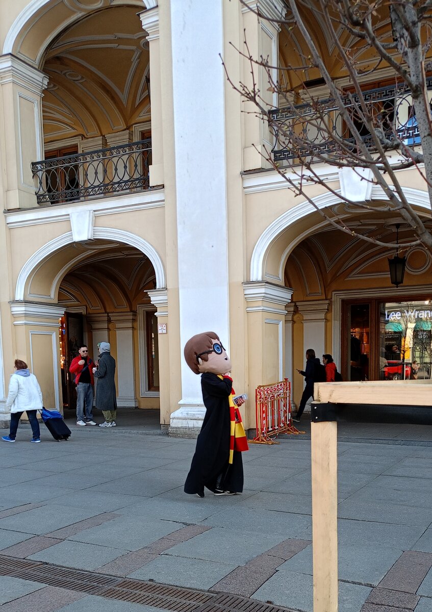 Вот этого чуда, громким голосом раздающего билеты на Гарри Поттера.Раздавал именно голосом- привлекая внимание прохожих