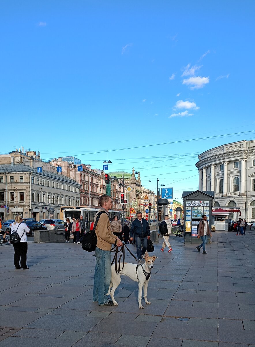 И фото вот этой пары. На собак я всегда внимание обращаю😊. На неë и смотрела. А потом, пока ждала Валюшу, увидела, как пара дождалась девушку. Даже не скажешь, кто сильнее радовался ей, хозяин или собакен. Настолько бурные были проявления у того, кто на поводке😃