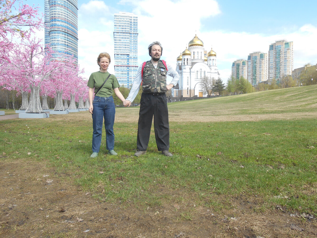 Мы на фоне одного из храмов, который рядом с домом и в который иногда заходим.