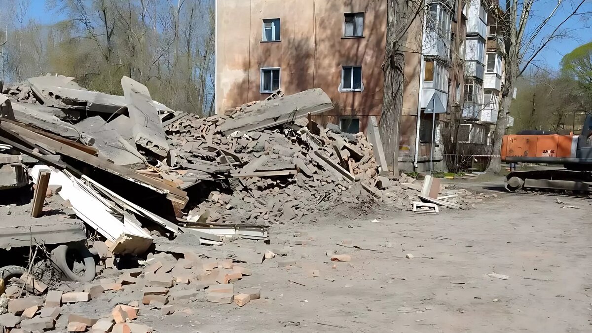 Уложились в пять дней. На Московке-2 в Омске снесли обрушившийся аварийный  дом | gorod55.ru | Дзен