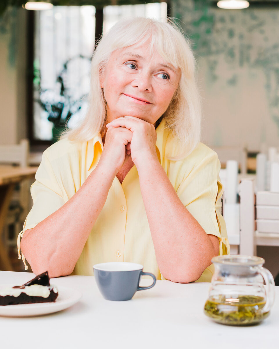 https://ru.freepik.com/free-photo/senior-woman-sitting-in-kitchen-with-cup-and-cake_5162227.htm#fromView=search&page=1&position=20&uuid=61bb8bc9-f56d-422d-8721-431d6e0f0489