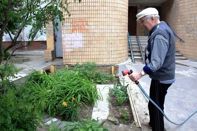    В дворе МКД срезали полив, жильцы носят воду вручную, что делать?