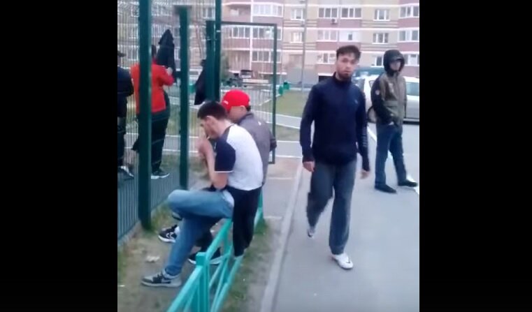 Мигранты заняли спортплощадку и не пускали на нее русских детей. Фото: скриншот видео в сообществе "ЧП Тюмень"/ВКонтакте.