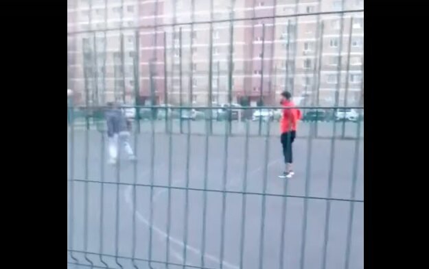Толпа приезжих устроила футбольный матч на новой площадке во дворе. Фото: скриншот видео в сообществе "ЧП Тюмень"/ВКонтакте.