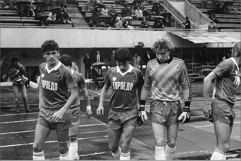 «Торпедо» - «Шахтёр» (Донецк) – 0:0. Торпедовцы выходят на второй тайм (слева направо): Николай Савичев, Александр Полукаров (за Савичевым), Валерий Плотников, Дмитрий Харин, Сергей Пригода.