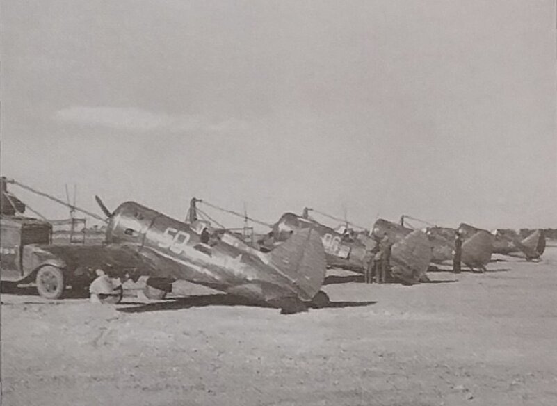 Истребители на аэродроме "Бычье поле" в Кронштадте (1942 г.)