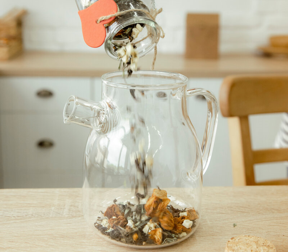 Сочный ананас высушен вместе с чайным листом, пропитав его своим соком