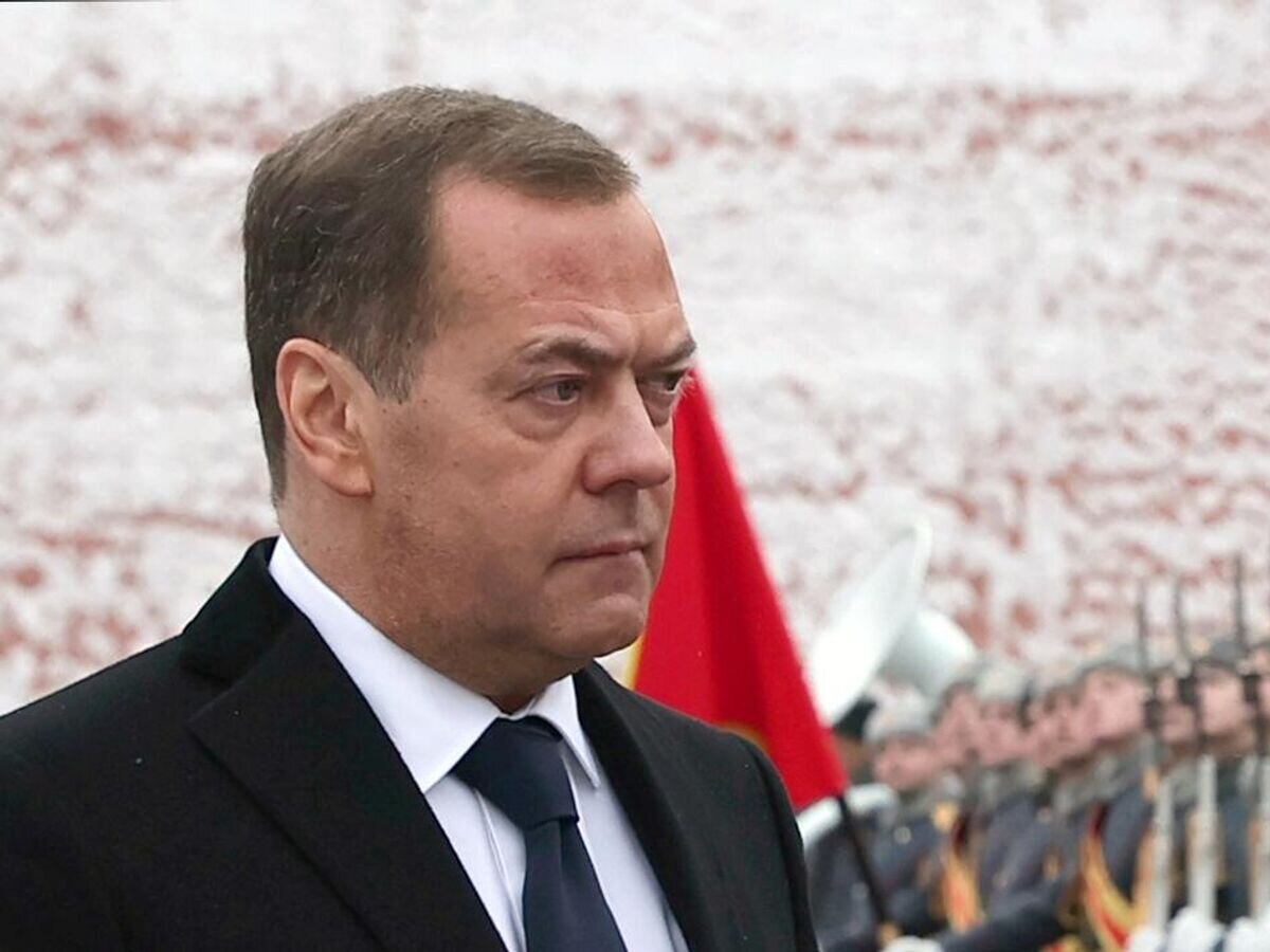    Зампред Совбеза РФ Д. Медведев возложил венок к Могиле Неизвестного Солдата© РИА Новости . Екатерина Штукина