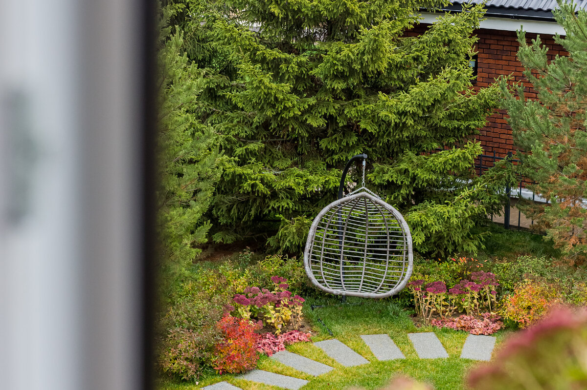 Из окна своего коттеджа я вижу забитый машинами двор, а уютное зеленое пространство