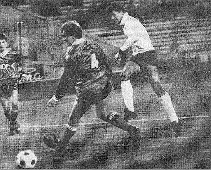 «Торпедо» - «Хака» (Финляндия) – 3:1. По воротам гостей бьёт торпедовец Николай Савичев.