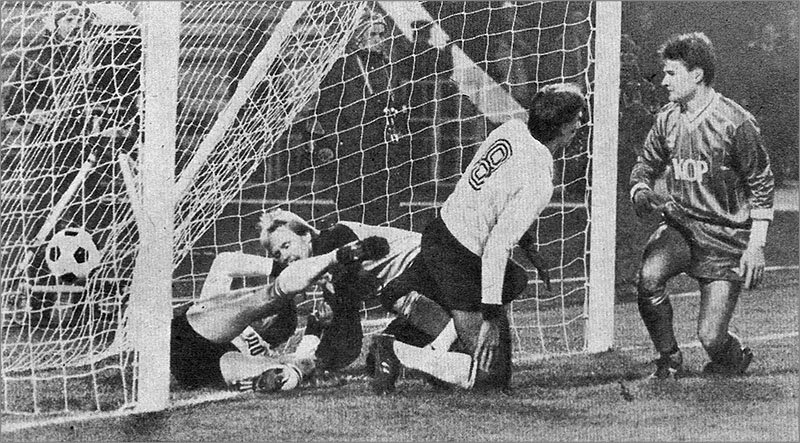 «Торпедо» - «Хака» (Финляндия) – 3:1. Только что торпедовец Александр Гостенин (лежит в воротах) добил мяч в сетку гостей после нереализованного Владимиром Кобзевым пенальти (стоит на колене).