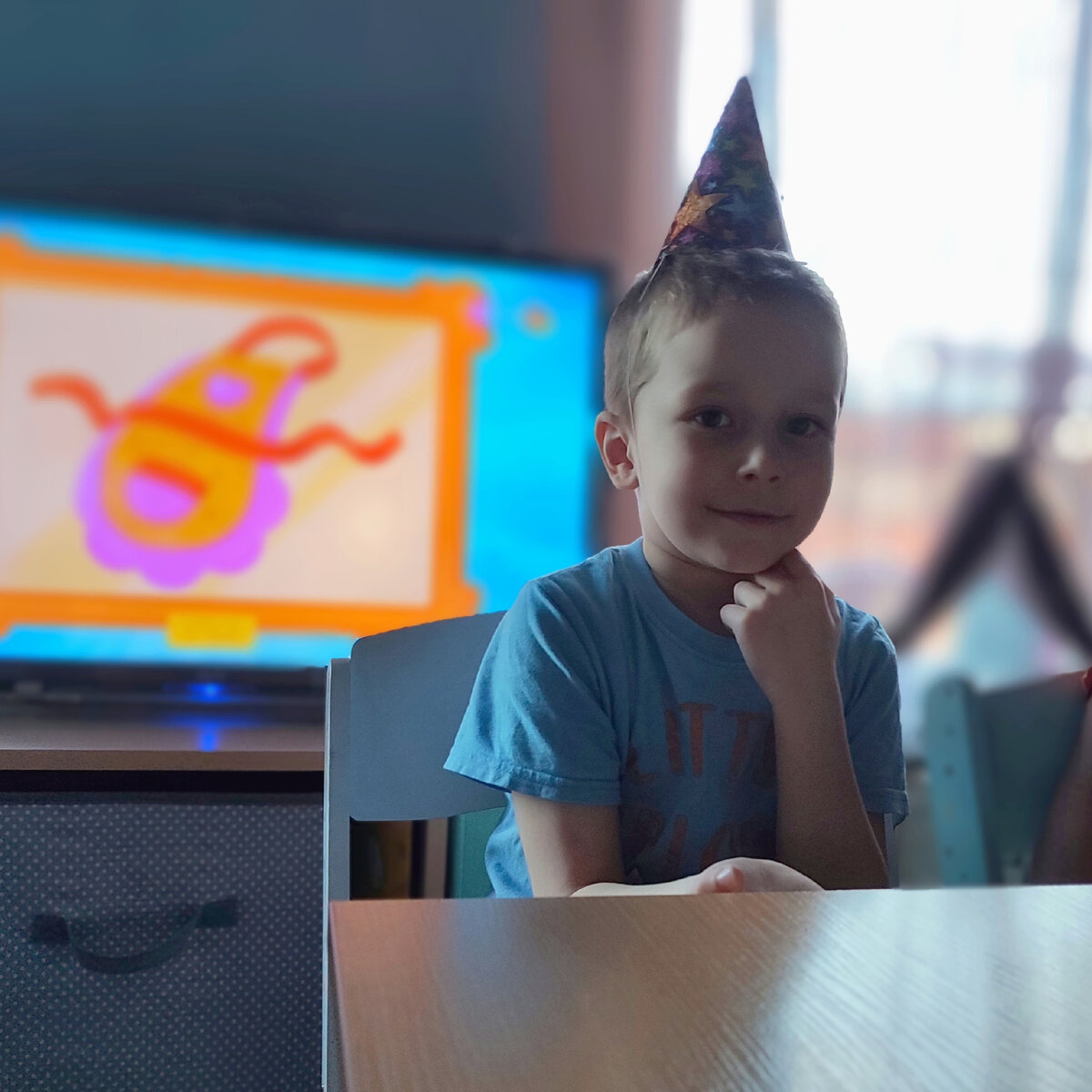 Вадим в праздничном колпаке