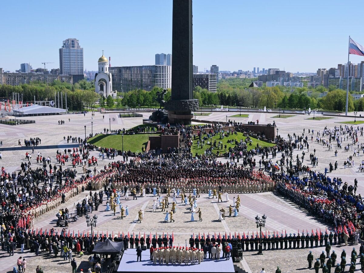   Военно-патриотическая акция "Символы Великой Победы" на Поклонной горе в Москве© РИА Новости / Евгений Биятов