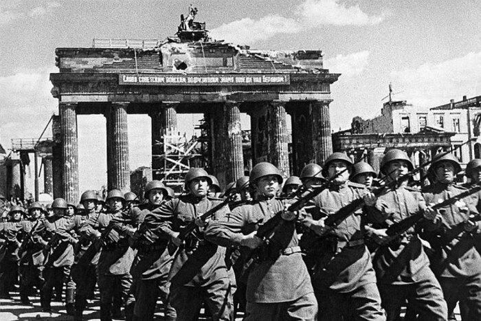 Берлин. Победный парад 4 мая 1945 года