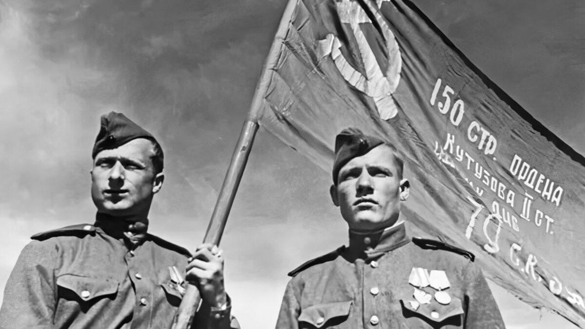 Берлин, май 1945 года. Слева направо. М. В. Кантария и М. А. Егоров со Знаменем Победы 