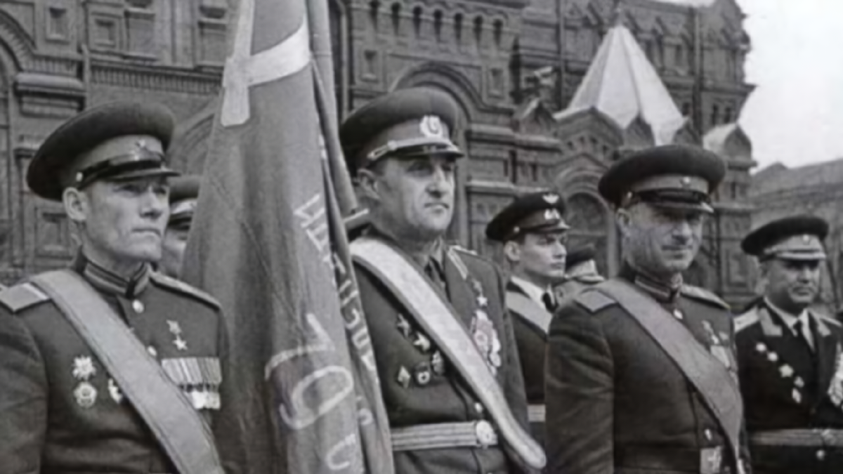 Москва, 9 мая 1965 года. М. А. Егоров  и М. В. Кантария со Знаменем Победы