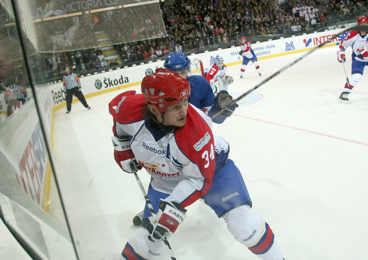 Равиль Гусманов в матче за Кубок «Виктории» между «Металлургом» и американским клубом «Нью-Йорк Рейнджерс».