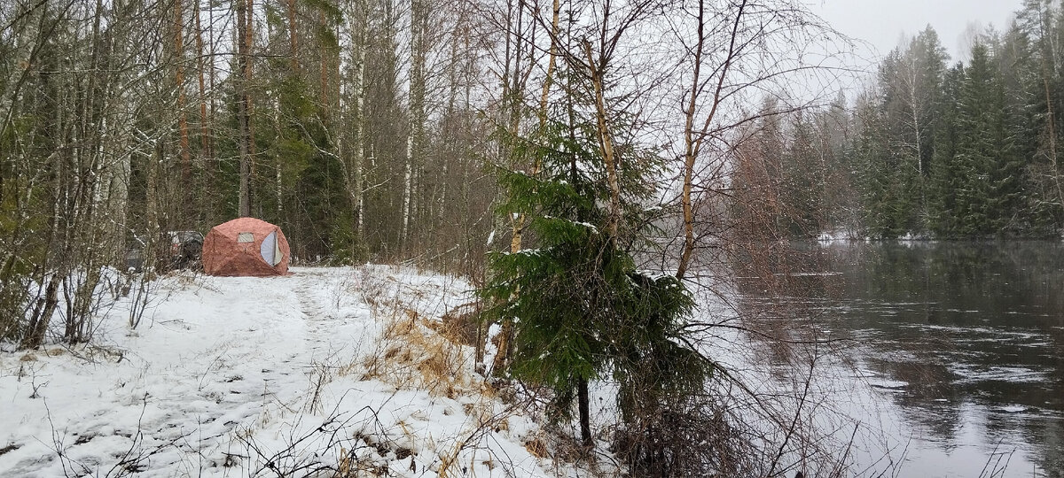 Наш лагерь на берегу реки.
