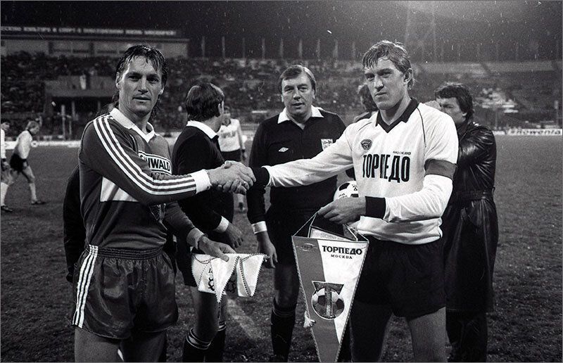 «Торпедо» - «Штутгарт» (ФРГ) – 2:0. Перед началом матча. Слева направо: капитан гостей Асгейр Сигурдссон, главный судья англичанин Нил Мидгли и капитан торпедовцев Сергей Пригода.
