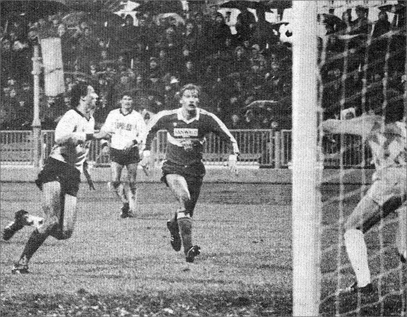 «Торпедо» - «Штутгарт» (ФРГ) – 2:0. Опасный момент у ворот гостей. К мячу устремился торпедовец Владимир Кобзев (в белом), рядом с ним немецкий защитник Гвидо Бухвальд. На дальнем плане полузащитник автозаводцев Николай Савичев.