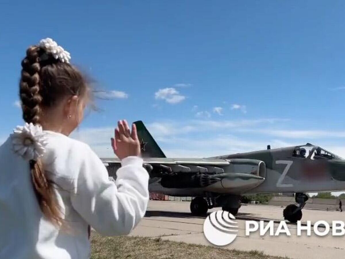    Девятилетняя девочка Маша из Макеевки на военном аэродроме. Кадр видео© РИА Новости