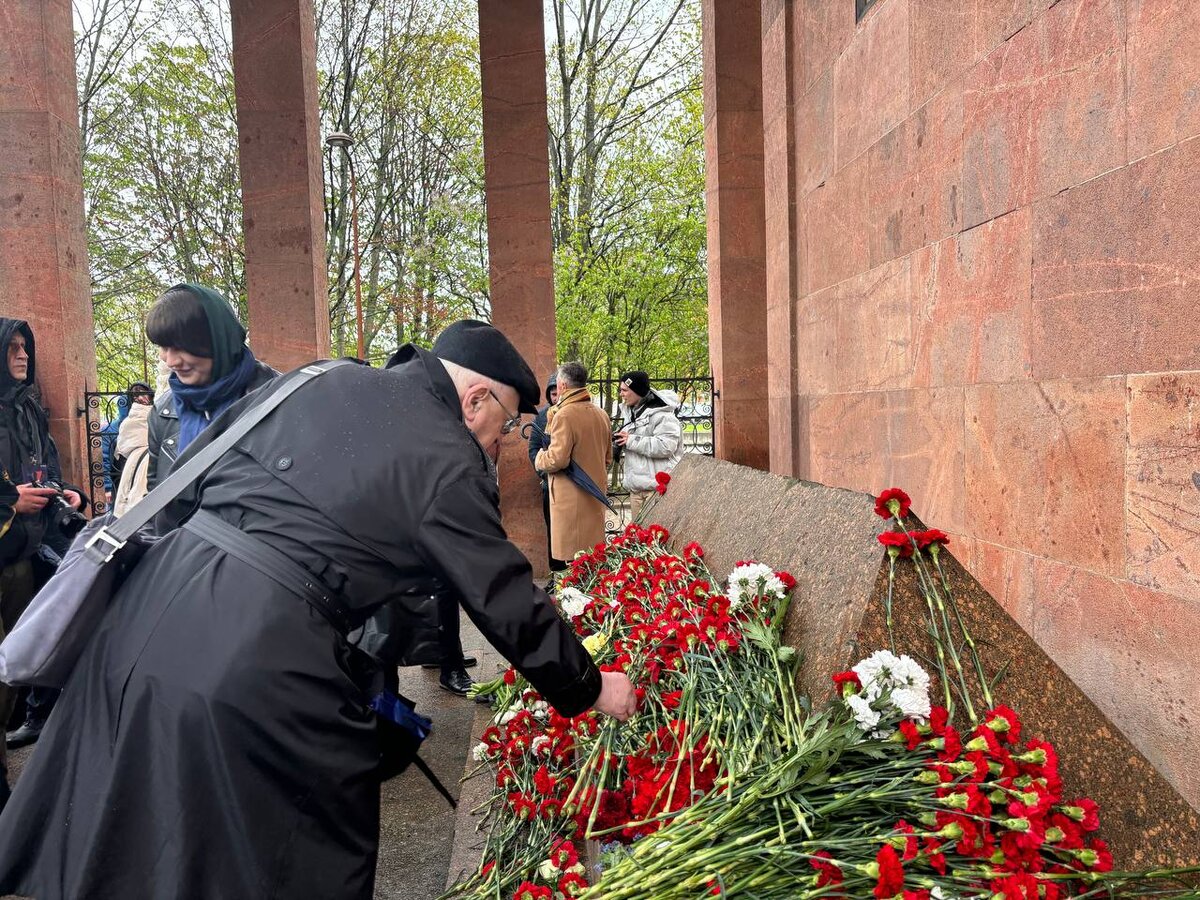 Возложение цветов к могиле Иммануила Канта. Фото: Институт философии РАН