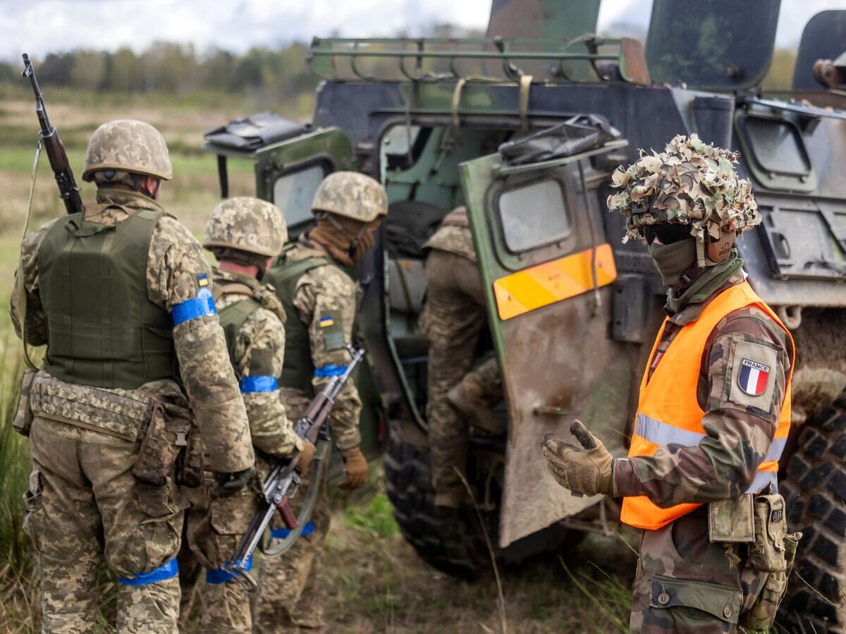    Французский военнослужащий во время обучения украинских военных в Польше© AFP 2024 / Wojtek Radwanski