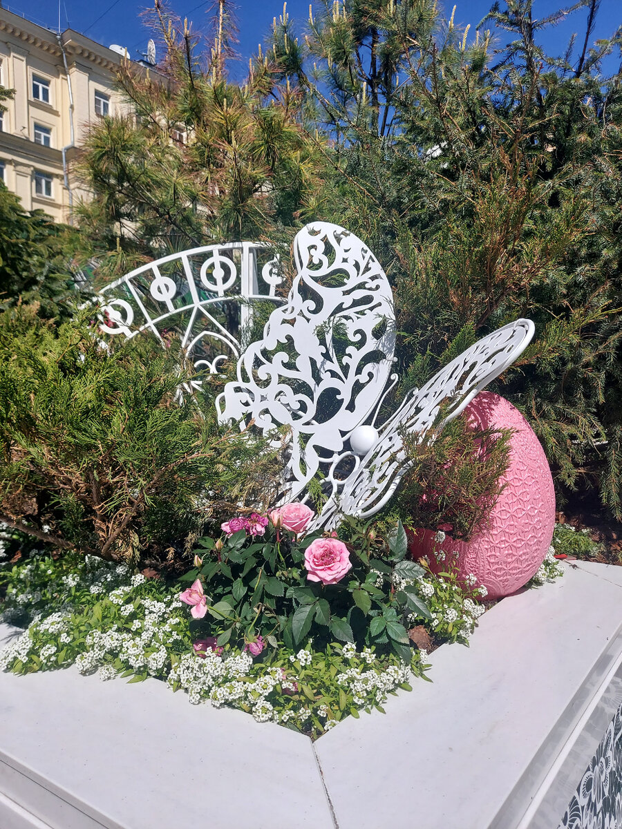  Фестиваль "Пасхальный дар" в Москве начался 28 апреля и продлится до 5 мая. На Тверской площади в этот раз всё кружевное: яйца, бабочки, цветы. Даже фонари украсили кружевом (из плёнки).