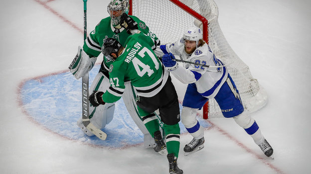 28 сентября 2020 года. Эдмонтон. «Даллас» — «Тампа-Бэй» — 0:2. Александр Волков (справа) против Александра Радулова у ворот Антона Худобина. Фото AFP