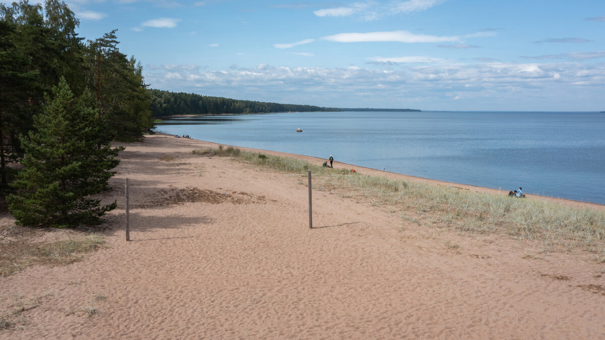 Поскольку настоящих местных здесь уже гораздо меньше чем "понаехавших" после развала СССР, далеко не все знают, что этот пляж называется "Золотой". Сегодня всё чаще можно услышать "Северные Мальдивы". В центре кадра можно разглядеть обоих героев этой статьи. Правда второй заметно подрос с тех пор.