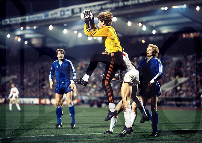 «Штутгарт» (ФРГ) – «Торпедо» - 3:5. Вратарь торпедовцев Дмитрий Харин забирает мяч. В синем торпедовцы Владимир Гречнев (слева) и Валерий Шавейко.