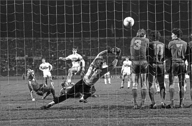 «Штутгарт» (ФРГ) – «Торпедо» - 3:5. На 55-й минуте капитан немецкого клуба Асгейр Сигурвинссон мощнейшим ударом со свободного, назначенного в штрафной площади «Торпедо», делает счёт 3:4. Слева направо в тёмном торпедовцы Валерий Шавейко, Дмитрий Харин, Валентин Ковач (№3), Александр Полукаров (№10) и Юрий Савичев (№7).